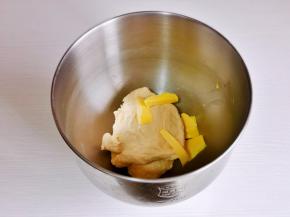 面团处于扩展阶段，加入室温软化的黄油，继续3-4档揉面。