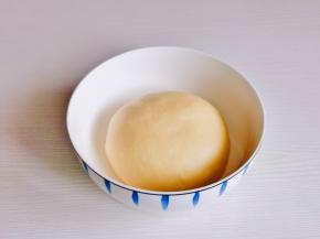 取出面团揉圆放入器具中。