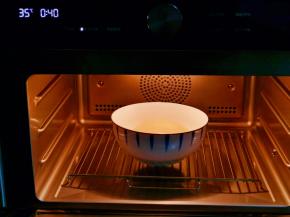 入发酵箱35度60分钟左右。（室温发酵也可以，但一定要注意面团的湿度）