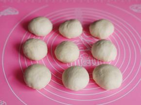 发酵好的面团分成等份的小面团，盖上保鲜膜醒10分钟。