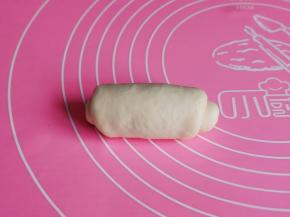 由上向下卷起来，收口捏紧。