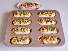 发酵至原来的1.5倍大，取出撒上火腿碎，葱花，肉松，挤上沙拉酱，番茄酱。