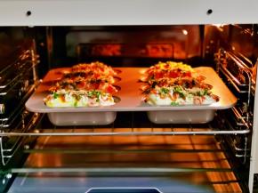 入预热好的烤箱中层。