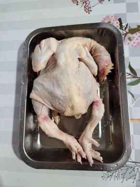 鸡处理干净，剪掉鸡屁股，清洗干净，沥干水分备用！