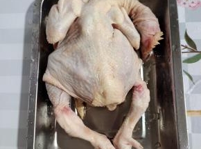 鸡处理干净，剪掉鸡屁股，清洗干净，沥干水分备用！