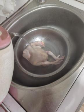 水烧开，均匀的淋在鸡身上，相当于给鸡焯水一下了！（也可以直接给鸡焯水一分钟左右）捞出沥干水分备用！