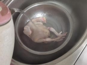 水烧开，均匀的淋在鸡身上，相当于给鸡焯水一下了！（也可以直接给鸡焯水一分钟左右）捞出沥干水分备用！