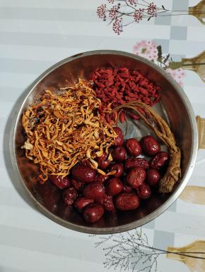 准备好炖鸡汤所需的食材：
红枣1大把，枸杞1大把，党参1节，虫草花1大把！