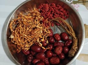 准备好炖鸡汤所需的食材：
红枣1大把，枸杞1大把，党参1节，虫草花1大把！