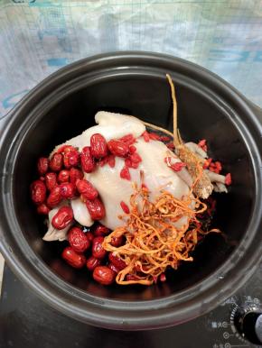 把鸡和红枣，虫草花，党参，少量的枸杞放入砂锅中！（留一部分枸杞一会儿再放！）