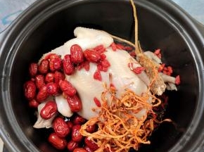 把鸡和红枣，虫草花，党参，少量的枸杞放入砂锅中！（留一部分枸杞一会儿再放！）