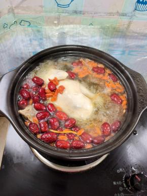 砂锅里倒入适量的开水，开中火，烧开！（水要一次性加够，中途不要再添水！）