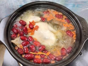 砂锅里倒入适量的开水，开中火，烧开！（水要一次性加够，中途不要再添水！）