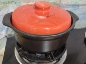 盖上盖子，转小火慢炖一个小时！