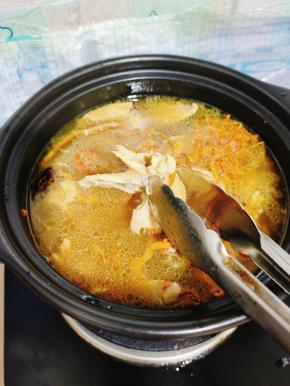 用夹子轻轻一夹，鸡肉就撕成小块儿了！