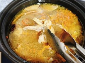 用夹子轻轻一夹，鸡肉就撕成小块儿了！