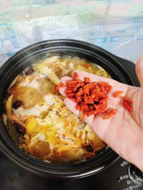 把剩下的枸杞放入砂锅中！