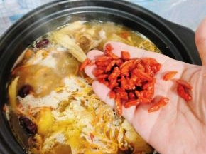 把剩下的枸杞放入砂锅中！