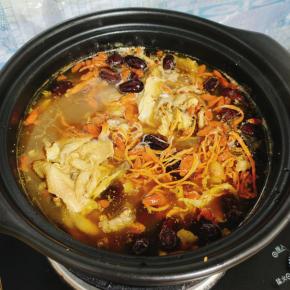 再继续煮5分钟左右即可关火！一锅营养又鲜美的养生虫草花鸡汤就做好了！赶紧拿碗喝吧！