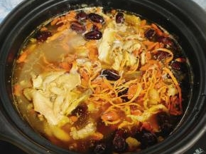 再继续煮5分钟左右即可关火！一锅营养又鲜美的养生虫草花鸡汤就做好了！赶紧拿碗喝吧！