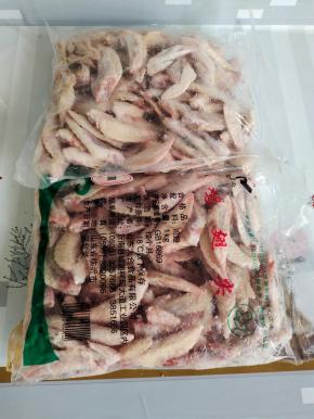 鸡翅尖提前拿出来解冻，清理干净！