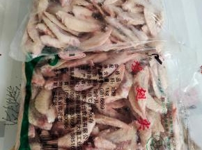 鸡翅尖提前拿出来解冻，清理干净！