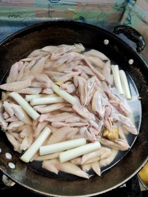 水烧开，倒入适量的料酒，放入生姜，葱段，鸡翅尖焯水一分钟左右！