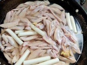 水烧开，倒入适量的料酒，放入生姜，葱段，鸡翅尖焯水一分钟左右！