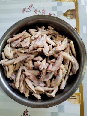 清洗干净的鸡翅尖捞出沥干水分放入盆中！