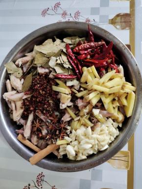 盆中放入八角1把，桂皮4个，花椒1大把，香叶1把，干辣椒1大把，生姜1大块切成小丁，蒜瓣1个剁成小丁！