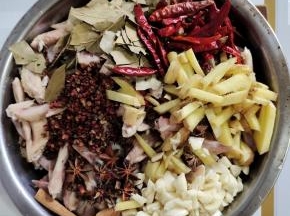 盆中放入八角1把，桂皮4个，花椒1大把，香叶1把，干辣椒1大把，生姜1大块切成小丁，蒜瓣1个剁成小丁！