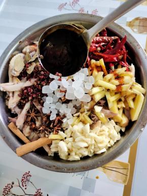 生抽3大汤勺，老抽1大汤勺，蚝油2大汤勺，冰糖1大把！