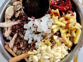 生抽3大汤勺，老抽1大汤勺，蚝油2大汤勺，冰糖1大把！