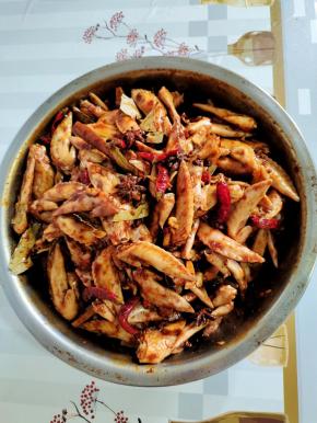 盆中放抓匀腌制20分钟！