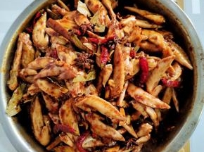 盆中放抓匀腌制20分钟！