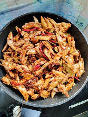 腌制好的鸡翅尖倒入锅中！