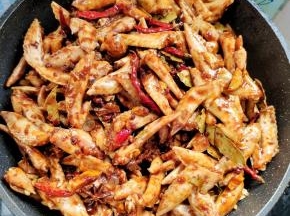 腌制好的鸡翅尖倒入锅中！