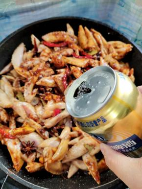 倒入两罐啤酒！（啤酒稍微没过鸡翅尖即可！）