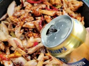 倒入两罐啤酒！（啤酒稍微没过鸡翅尖即可！）