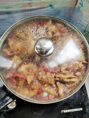 盖上盖子，转小火慢炖30分钟！