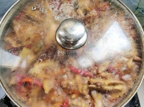 盖上盖子，转小火慢炖30分钟！