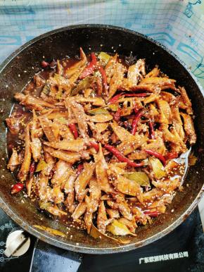 时间到，大火收汁儿，起锅前放入适量的鸡精和熟白芝麻翻炒均匀即可！