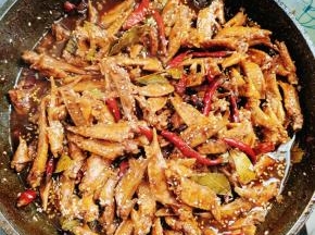 时间到，大火收汁儿，起锅前放入适量的鸡精和熟白芝麻翻炒均匀即可！