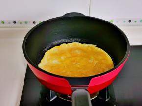 起油锅倒入蛋液，小火煎至凝固即可。