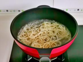 焯水：水烧开后下豆皮丝大火煮1分钟捞出淋干水分晾凉。