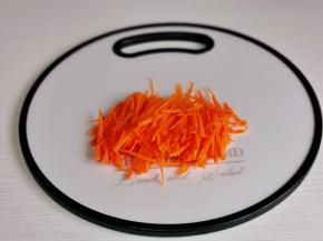 胡萝卜去皮切好丝。