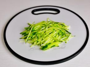 黄瓜洗净切丝。