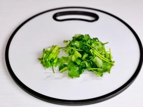 葱香菜去跟洗净切好。