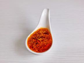 辣椒碎中倒入热油搅拌均匀晾凉。