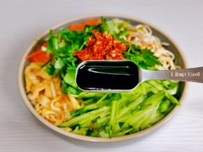 淋上辣椒油，生抽，盐，糖，醋。